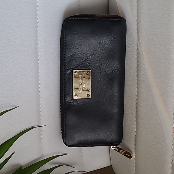 Michael Kors Leather Wallet ❤️ - Picture 3 of 8